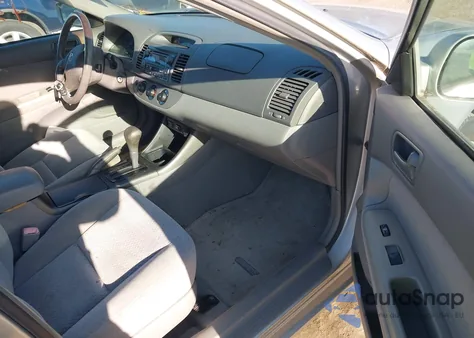 2004 Toyota Camry Le z USA, uszkodzony, nr VIN 4T1BE32K64U860926